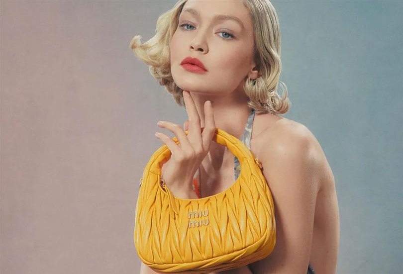 Gigi Hadid, Miu Miu’nun yeni çanta kampanyasında 1930’lar havası estiriyor