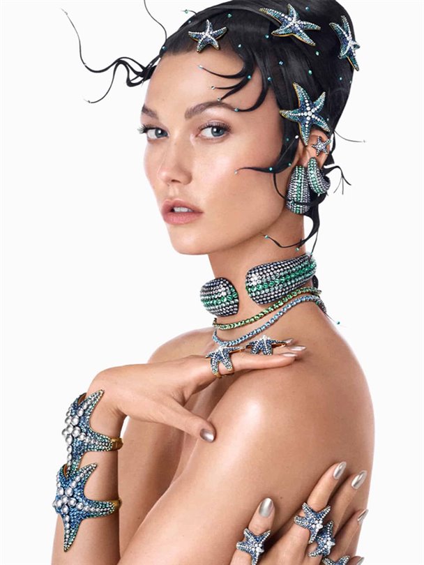 Swarovski’nin deniz altından ilham alan 2024 İlkbahar-Yaz koleksiyonunu top modeller tanıtıyor