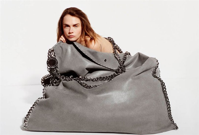 Stella McCartney vegan çantası Falabella'nın 15. yılını Cara Delevingne ile kutluyor