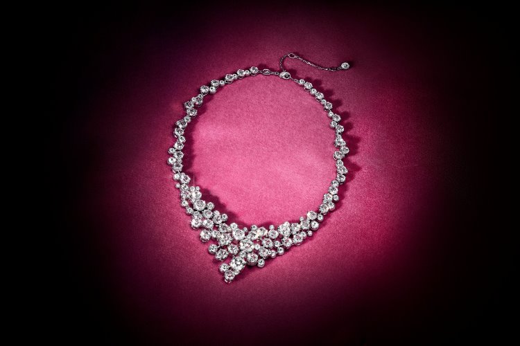  Ariana Grande ve Swarovski 2025 Yılbaşı kampanyasıyla  sizi ‘Rüyalarin Partisi’ne davet ediyor  