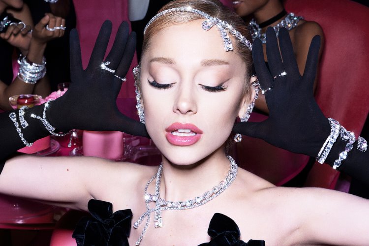  Ariana Grande ve Swarovski 2025 Yılbaşı kampanyasıyla  sizi ‘Rüyalarin Partisi’ne davet ediyor  