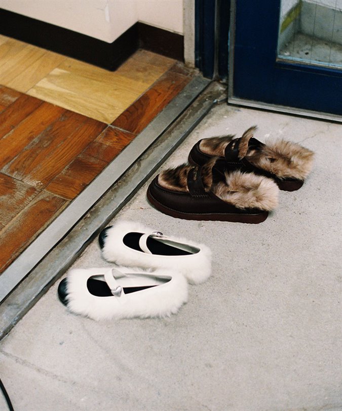 UGG ve Ambush iş birliği, Mary Jane ve loafer ayakkabıları tüylerle kapladı