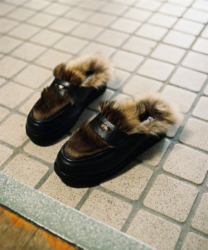 UGG ve Ambush iş birliği, Mary Jane ve loafer ayakkabıları tüylerle kapladı
