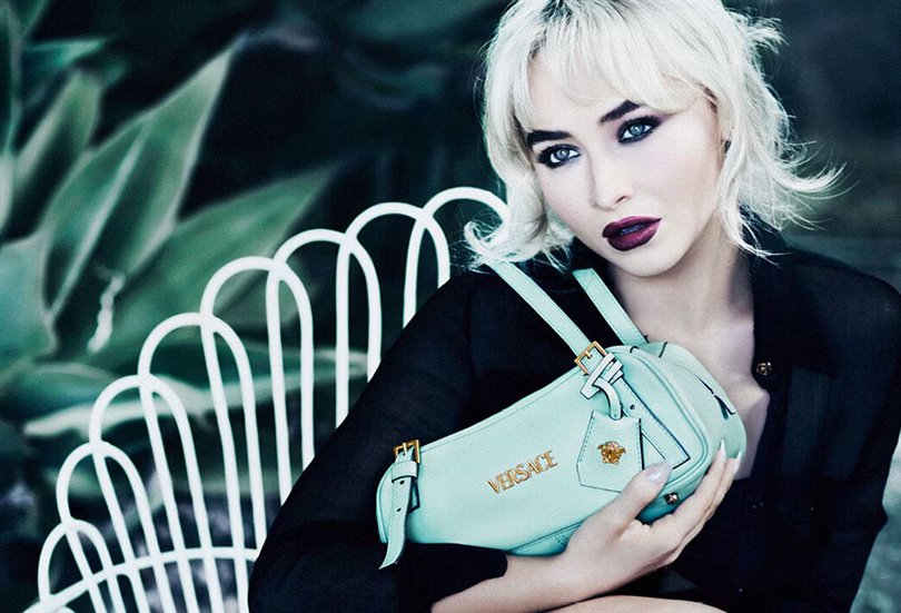 Versace La Cavanza 2025 kampanyasının yıldızı Sabrina Carpenter 