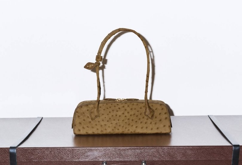 Alaïa'dan heykelsi sadelikte zamansız bir ikon: Le Teckel çanta
