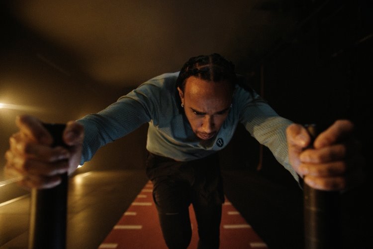 Lewis Hamilton ve lululemon’dan sınırları zorlayan koleksiyon: Metal Vent Tech