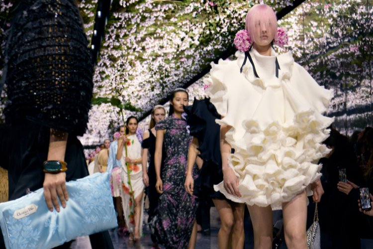 Jonathan Anderson imzalı Dior İlkbahar-Yaz 2026 Haute Couture koleksiyonu çiçek açıyor