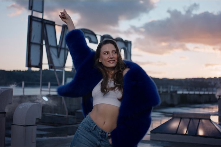 Mavi ve Serenay Sarıkaya’dan 90’lar ruhunu yansıtan yeni kampanya