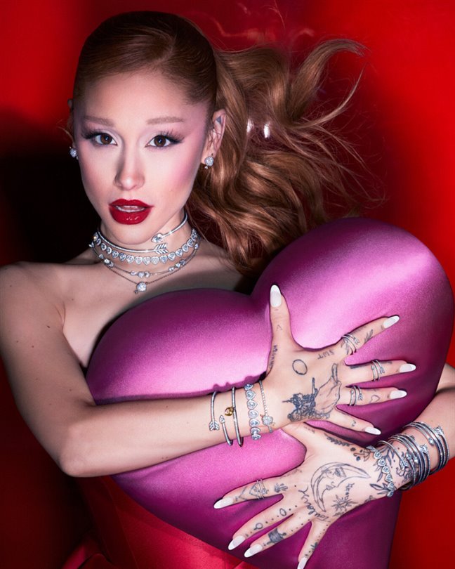 Ariana Grande, Swarovski’nin 2026 Sevgililer Günü koleksiyonu Charming Love’ı tanıttı