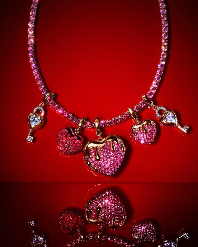 Ariana Grande, Swarovski’nin 2026 Sevgililer Günü koleksiyonu Charming Love’ı tanıttı