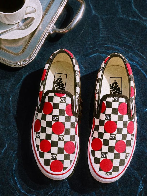 Valentino Garavani ve Vans, sneaker iş birliklerinin ikinci bölümüyle geri dönüyor.