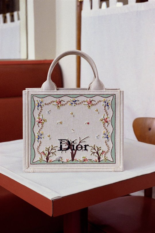 Jonathan Anderson, Dior için Sevgililer Günü kapsül koleksiyonunu yeniden tasarladı