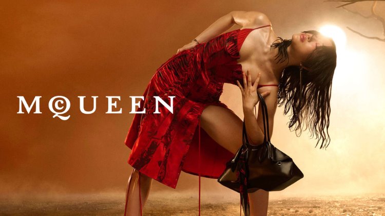 McQueen'in SS26 kampanyası kadının gücünü yansıtıyor