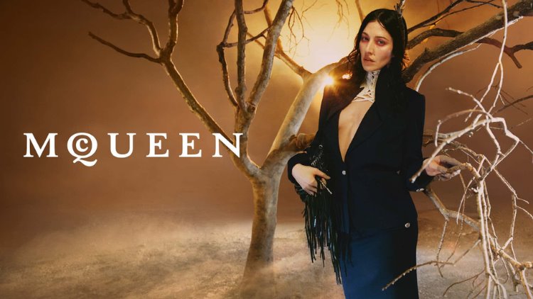 McQueen'in SS26 kampanyası kadının gücünü yansıtıyor