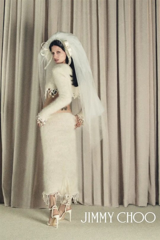 Jimmy Choo, yeni gelinlik kampanyasını Gabbriette ile tanıtıyor