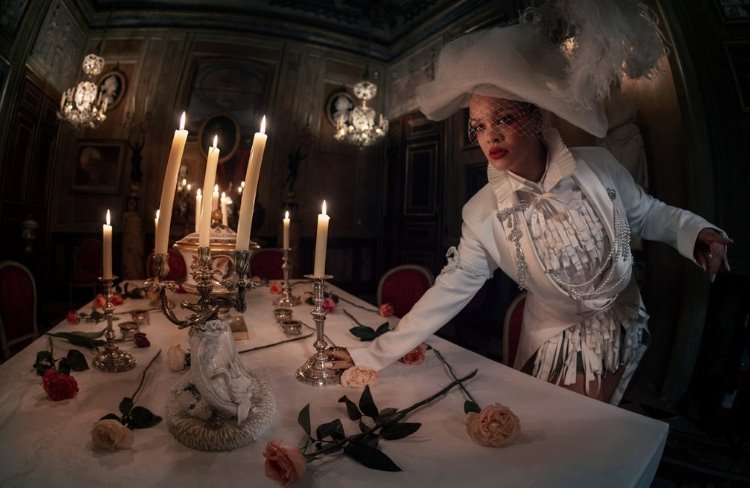 Rihanna, kızı Rocki ile ilk pozunu W Magazine’e verdi