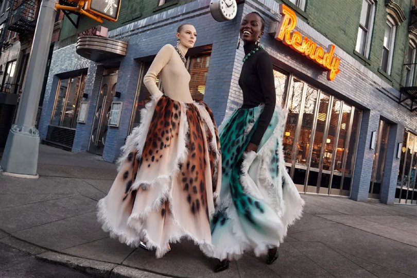 Chanel'in Métiers d'art 2026 kampanyası kozmopolit bir şehrin enerjisinden ilham alıyor
