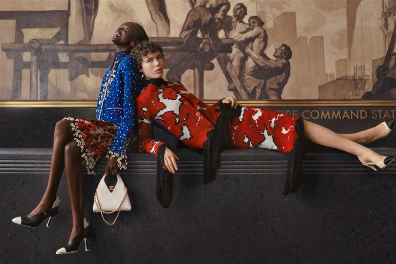 Chanel'in Métiers d'art 2026 kampanyası kozmopolit bir şehrin enerjisinden ilham alıyor