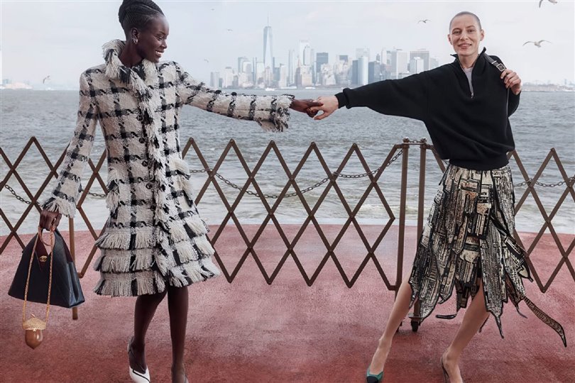 Chanel'in Métiers d'art 2026 kampanyası kozmopolit bir şehrin enerjisinden ilham alıyor