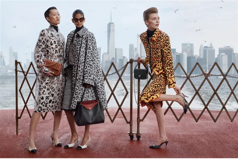Chanel'in Métiers d'art 2026 kampanyası kozmopolit bir şehrin enerjisinden ilham alıyor