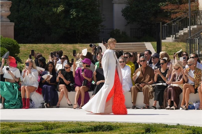 Pierpaolo Piccioli, Balenciaga için hazırladığı ilk haute couture koleksiyonu tanıttı 