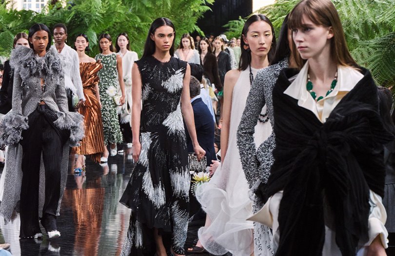 Christian Dior Haute Couture Sonbahar-Kış 2026-2027 heykelsi formlar sunuyor 