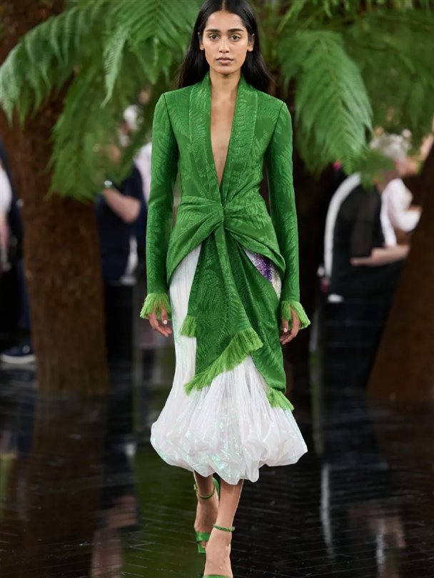 Christian Dior Haute Couture Sonbahar-Kış 2026-2027 heykelsi formlar sunuyor 