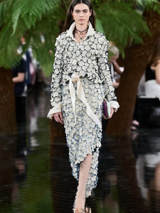 Christian Dior Haute Couture Sonbahar-Kış 2026-2027 heykelsi formlar sunuyor 
