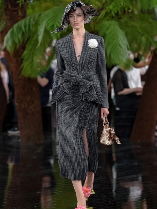 Christian Dior Haute Couture Sonbahar-Kış 2026-2027 heykelsi formlar sunuyor 