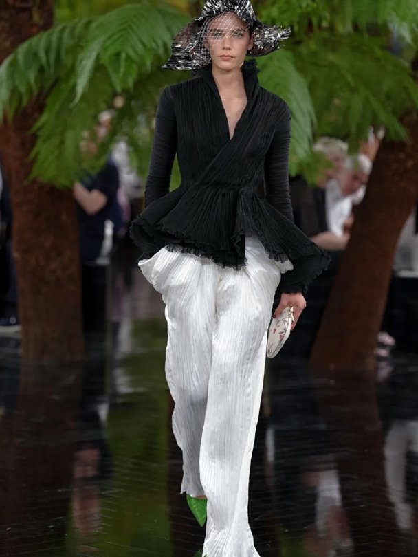 Christian Dior Haute Couture Sonbahar-Kış 2026-2027 heykelsi formlar sunuyor 