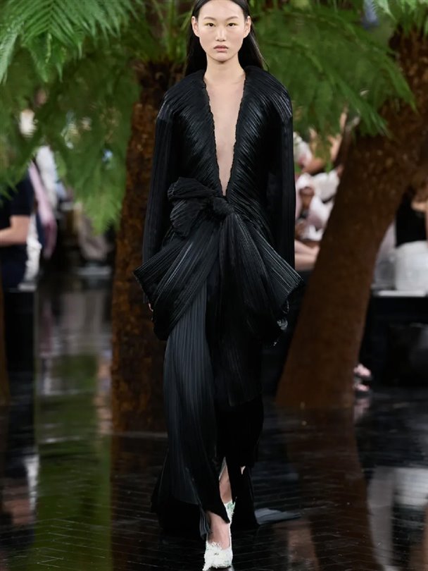 Christian Dior Haute Couture Sonbahar-Kış 2026-2027 heykelsi formlar sunuyor 