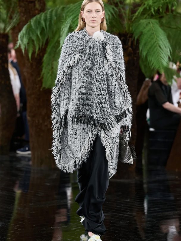 Christian Dior Haute Couture Sonbahar-Kış 2026-2027 heykelsi formlar sunuyor 