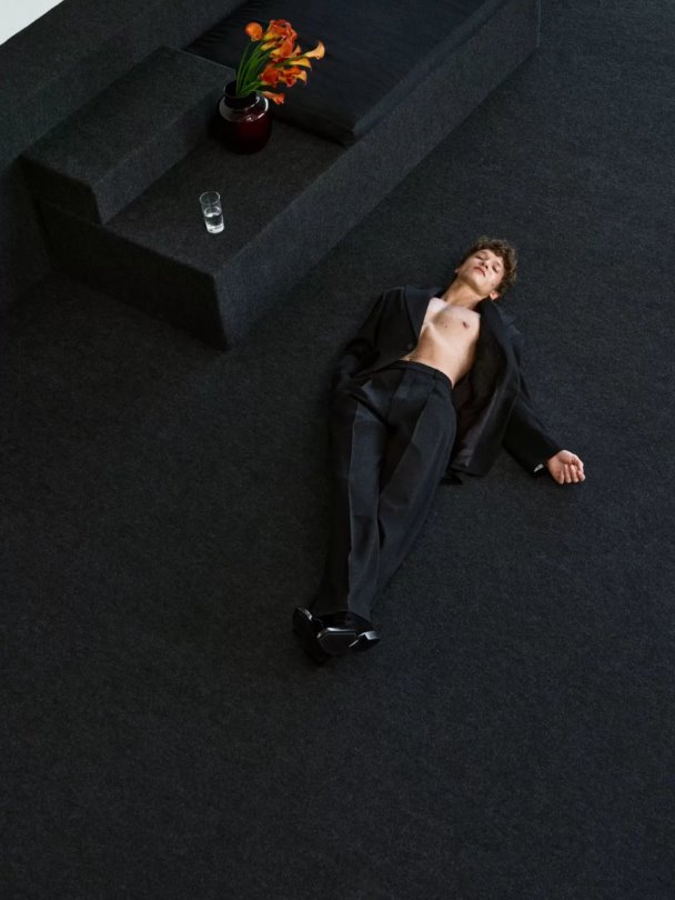 Saint Laurent'in 2026 Sonbahar kampanyasında Connor Storrie, Rosé ve Liu Wen başrolde