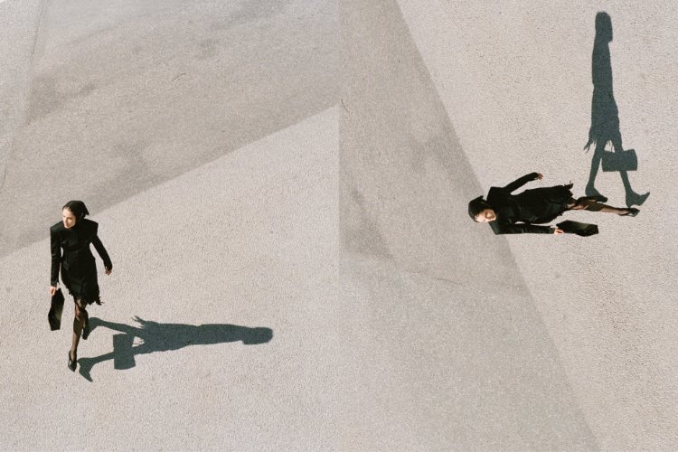 H&M Studio A/W26 koleksiyonu güçlü omuzlar ve belirgin bel hattıyla öne çıkıyor