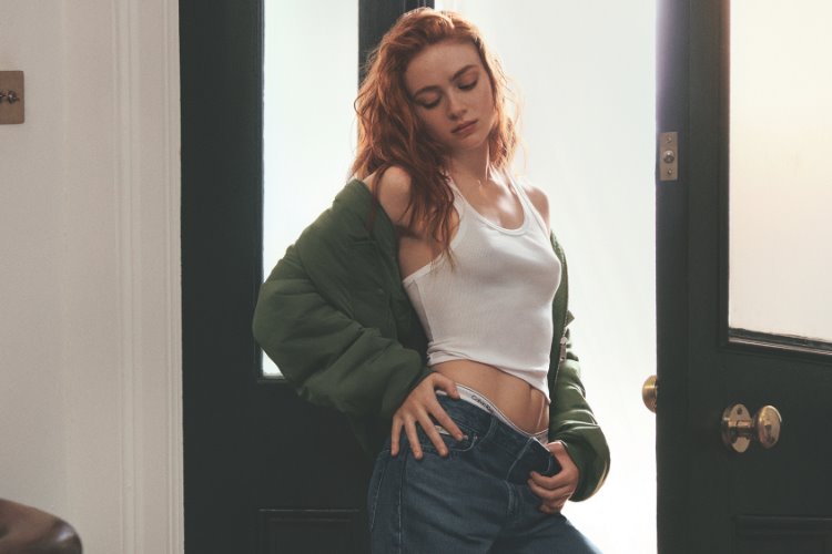 Calvin Klein, Sadie Sink’in rol aldığı ‘Feel the Fit’ denim kampanyasını tanıttı